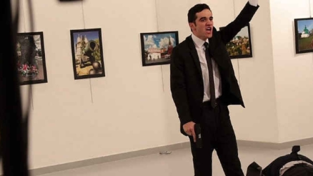 Melt Altintas, 22 anni, il poliziotto che ha ucciso oggi l'ambasciatore russo Andrey Karlov in una Galleria d'arte ad Ankara, Turchia.ia,
