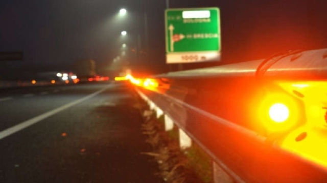 Scia luminosa antinebbia per una guida in tutta sicurezza