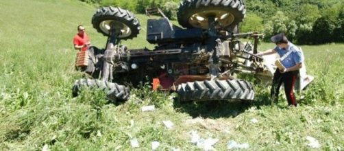 Calabria: si ribalta trattore muore 36enne