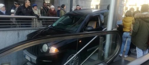 Jeep Compass imbocca i gradini della metro a Porta Nuova