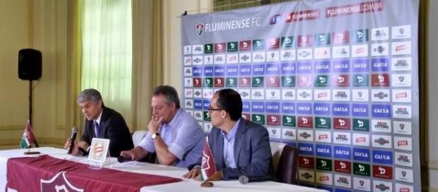 Abel (centro) é recebido por Peter Siemsen (direita do treinador) e Pedro Abad na sua volta ao Fluminense (Foto: Marcos Coelho/Transamérica) Abel (centro) é recebido por Peter Siemsen (direita do treinador) e Pedro Abad na sua volta ao Fluminense (Foto: Marcos Coelho/Transamérica)