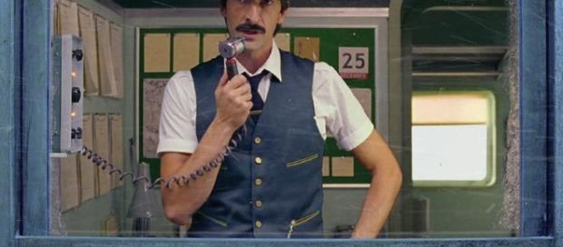 Adrien Brody dans le film de Noël H&M, réalisé par Wes Anderson Adrien Brody dans le film de Noël H&M, réalisé par Wes Anderson