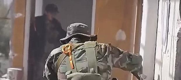 Aleppo. Nacierają żołnierze Syryjskiej Narodowej Organizacji Wojskowej, ze wstążkami św. Jerzego. YT-Wideo: The SSNP Fights the Rebels and ISIS Aleppo. Nacierają żołnierze Syryjskiej Narodowej Organizacji Wojskowej, ze wstążkami św. Jerzego. YT-Wideo: The SSNP Fights the Rebels and ISIS