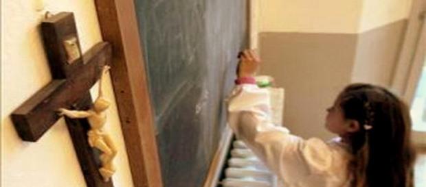 Alunos e funcionários são proibidos de professar fé cristã na escola Alunos e funcionários são proibidos de professar fé cristã na escola