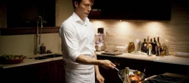 Contrairement à ce que suggère la mise en scène, les plats préparés pour les besoins de la série sont d'une nature gastronomique et non anthropophage. Contrairement à ce que suggère la mise en scène, les plats préparés pour les besoins de la série sont d'une nature gastronomique et non anthropophage.