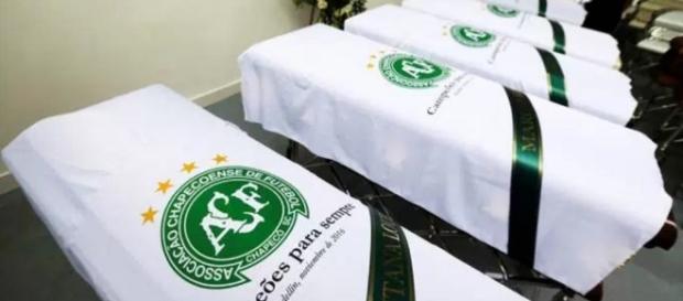 Imagem exibe os caixões da Chapecoense - Divulgação/Veja Imagem exibe os caixões da Chapecoense - Divulgação/Veja