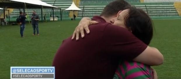 Mãe de goleiro Danilo consola repórter do SportTV, que foi às lágrimas durante entrevista Mãe de goleiro Danilo consola repórter do SportTV, que foi às lágrimas durante entrevista