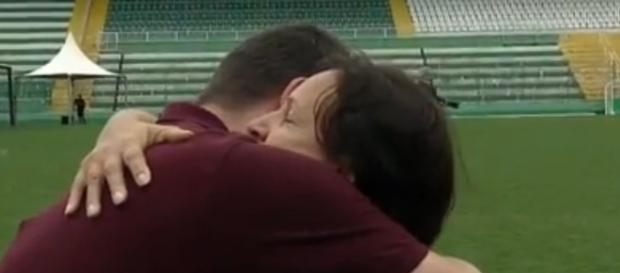 Mãe do goleiro Danilo, da Chapecoense, abraça repórter que chora copiosamente Mãe do goleiro Danilo, da Chapecoense, abraça repórter que chora copiosamente