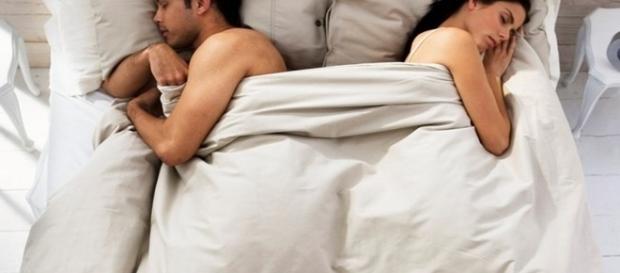O nível de felicidade de um casal pode ter relação com a posição que dividem a cama. O nível de felicidade de um casal pode ter relação com a posição que dividem a cama.