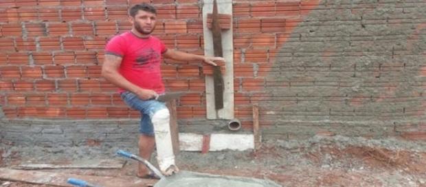 Pedreiro trabalha com uma “prótese” de cano e cotovelo de PVC (Foto: Pedro Machado) Pedreiro trabalha com uma “prótese” de cano e cotovelo de PVC (Foto: Pedro Machado)