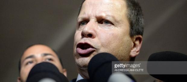 Presidente da OAB, Claudio Lamachia, defende o afastamento imediato da presidência do Senado Federal Presidente da OAB, Claudio Lamachia, defende o afastamento imediato da presidência do Senado Federal