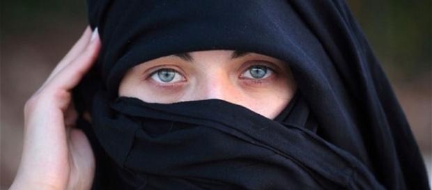 Ragazza picchiata dalla madre perchè non portava il velo Ragazza picchiata dalla madre perchè non portava il velo