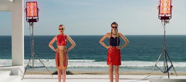 Refn dépeint une vision sombre de la mode, en plongeant l'audience dans une industrie cruelle où l'être humain est réduit à l'état de viande. Refn dépeint une vision sombre de la mode, en plongeant l'audience dans une industrie cruelle où l'être humain est réduit à l'état de viande.