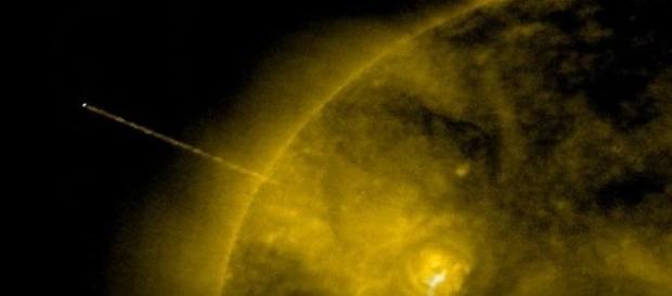 Será que a energia do Sol está sendo sugada por uma nave alienígena? (SOHO) Será que a energia do Sol está sendo sugada por uma nave alienígena? (SOHO)