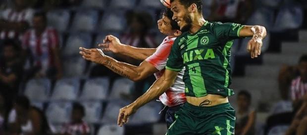 Zagueiro Neto (de verde) disputando a copa Sul-America. (foto: Superesportes) Zagueiro Neto (de verde) disputando a copa Sul-America. (foto: Superesportes)