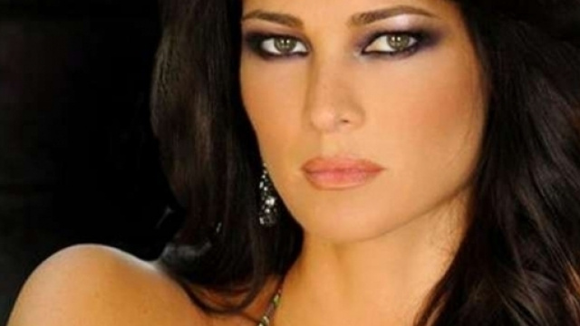 Manuela Arcuri a Salerno, per l'accensione dell'albero di Natale