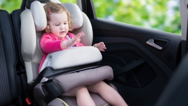 Seggiolini auto, cambia la normativa dal 2017: ecco le nuove regole