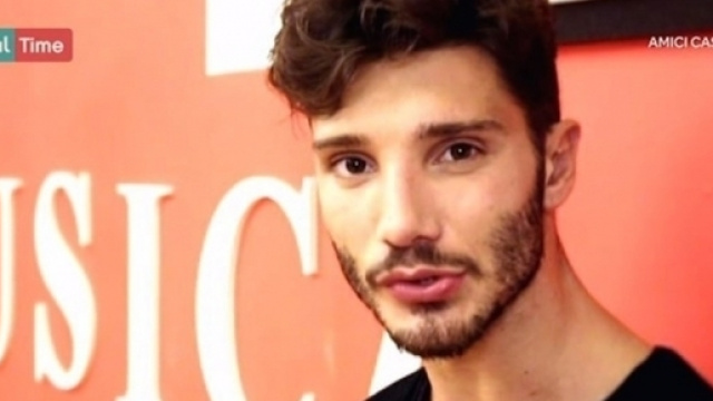 Stefano De Martino prova a fare chiarezza sulla sua vita privata.
