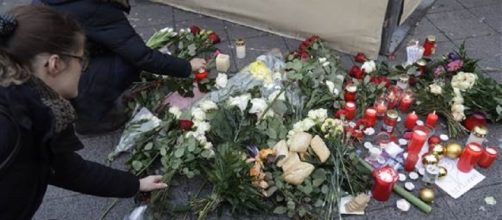 Fiori sul luogo dell'eccdio, i berlinesi rendono omaggio alle vittime