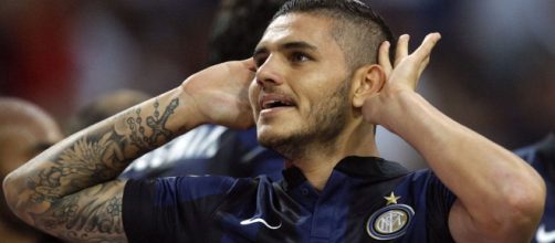 Icardi esulta sotto la curva dopo la vittoria contro la Lazio.