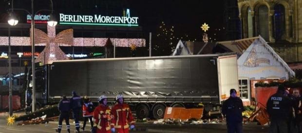 Anschlag auf Weihnachtsmarkt in Berlin am Ku-Damm: Lastwagen rast ... - tz.de Anschlag auf Weihnachtsmarkt in Berlin am Ku-Damm: Lastwagen rast ... - tz.de