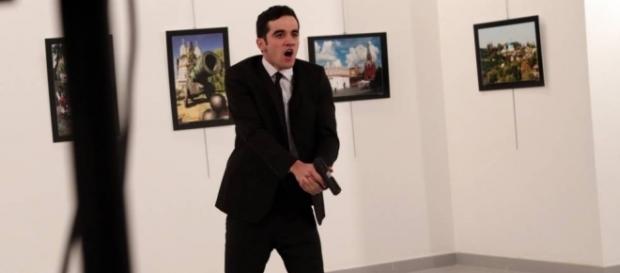 Atirador alvejou o embaixador russo pelas costas em Ancara, capital da Turquia. Atirador alvejou o embaixador russo pelas costas em Ancara, capital da Turquia.