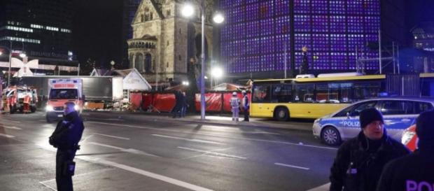 Berlino, tir contro la folla al mercato di Natale. Berlino, tir contro la folla al mercato di Natale.