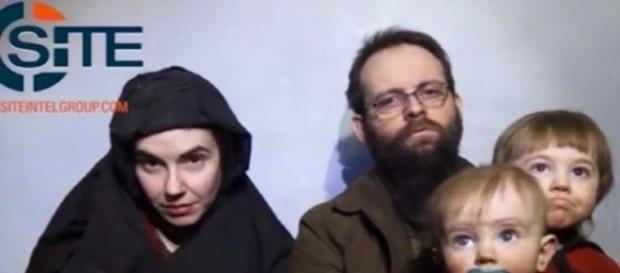 Casal de americanos capturado pelo Taliban implorar pela liberdade com seus dois filhos, ambos nascidos como reféns Casal de americanos capturado pelo Taliban implorar pela liberdade com seus dois filhos, ambos nascidos como reféns