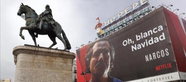 El polémico anuncio de la serie 'Narcos' emitida por Netflix situado en la Puerta del Sol de Madrid. El polémico anuncio de la serie 'Narcos' emitida por Netflix situado en la Puerta del Sol de Madrid.