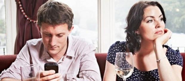 El 'romántico' de hoy en día tiene a su nuevo amor: la pantalla del móvil El 'romántico' de hoy en día tiene a su nuevo amor: la pantalla del móvil