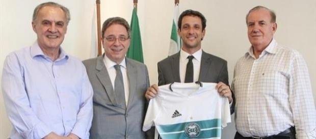 Ex-jogador Belletti (com a camisa na mão) representará o Coritiba no exterior Ex-jogador Belletti (com a camisa na mão) representará o Coritiba no exterior