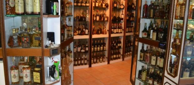 Fra i beni, sono anche state sequestrate 20 mila bottiglie di vini e liquori Fra i beni, sono anche state sequestrate 20 mila bottiglie di vini e liquori