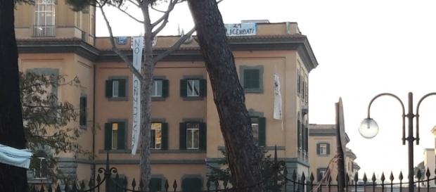 gli striscioni dei 21 licenziati sul tetto dell'ospedale gli striscioni dei 21 licenziati sul tetto dell'ospedale