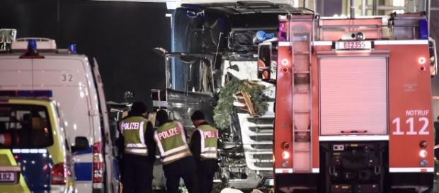 Il tir che ha attaccato il mercato di Natale a Berlino: nove le vittime della folle corsa Il tir che ha attaccato il mercato di Natale a Berlino: nove le vittime della folle corsa