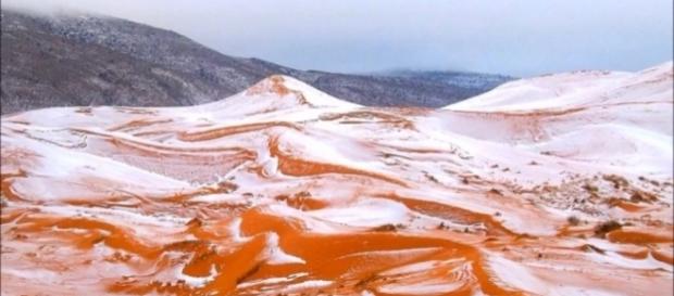 Imagens feitas por Karim Bouchetata mostram dunas cobertas por neve (Crédito: YouTube/News247) Imagens feitas por Karim Bouchetata mostram dunas cobertas por neve (Crédito: YouTube/News247)