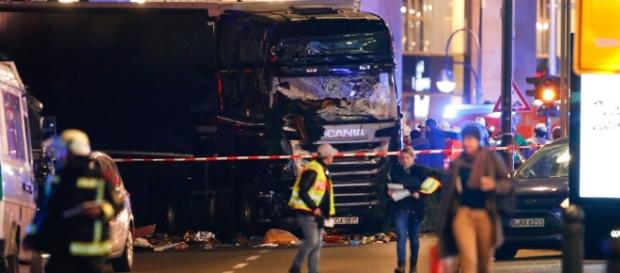 Lastwagen rast in Berliner Weihnachtsmarkt – Polizei geht von ... - watson.ch Lastwagen rast in Berliner Weihnachtsmarkt – Polizei geht von ... - watson.ch