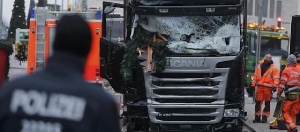 Le camion qui a foncé sur la foule et le marché de Noël, à Berlin, lundi 19 décembre 2016 Le camion qui a foncé sur la foule et le marché de Noël, à Berlin, lundi 19 décembre 2016