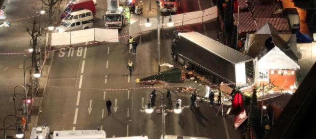 Möglicher Anschlag in Berlin: LKW rast in Weihnachtsmarkt ... - web.de Möglicher Anschlag in Berlin: LKW rast in Weihnachtsmarkt ... - web.de