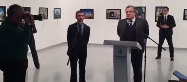 Policial turco ficou à espreita até decidir a hora de agir. Policial turco ficou à espreita até decidir a hora de agir.