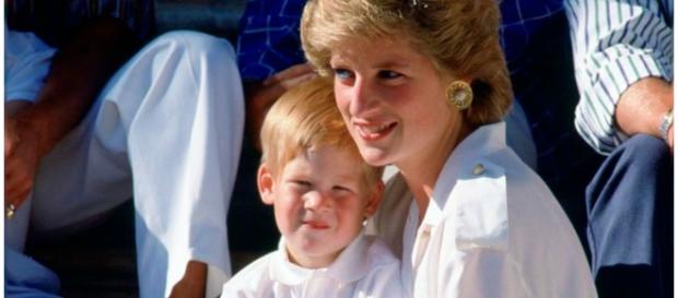 Princesa Diana com o príncipe Harry Princesa Diana com o príncipe Harry