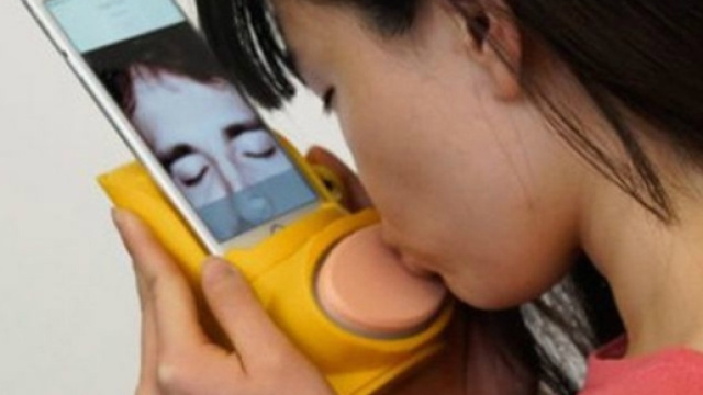 Inventato il dispositivo per baciarsi tramite telefono