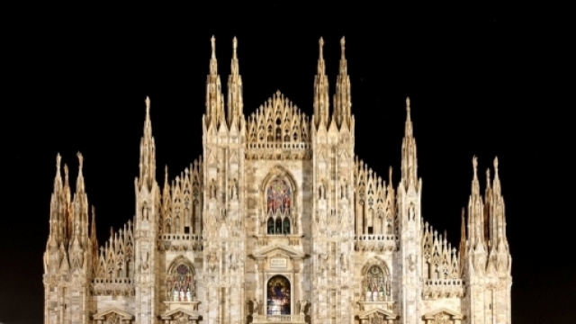 Uomo precipita da una guglia del Duomo di Milano.