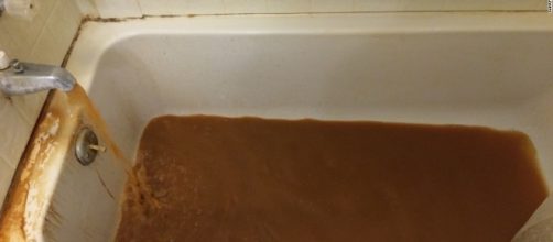 Acqua marrone e maleodorante a St. Joseph: stato d'emergenza