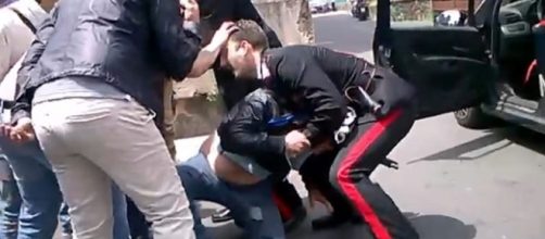 Carabinieri aggrediti dalla folla per aver fermato un sospetto: il ... - today.it