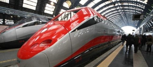 La pendolare che a bordo di un Frecciarossa si siede sul suo sgabello.