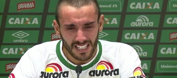 Em prantos o lateral da chapecoense Em prantos o lateral da chapecoense