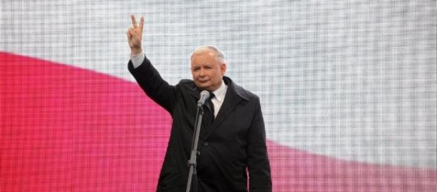 Kaczyński wygrywa, bo popierają go księża Kaczyński wygrywa, bo popierają go księża
