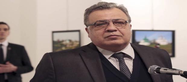 Karlov foi surpreendido durante discurso Karlov foi surpreendido durante discurso