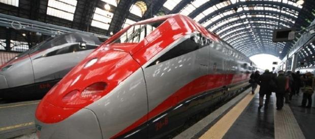 La pendolare che a bordo di un Frecciarossa si siede sul suo sgabello. La pendolare che a bordo di un Frecciarossa si siede sul suo sgabello.