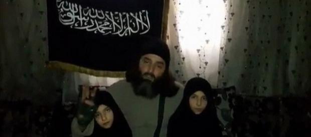 Un cuplu jihadist și-a detonat propria fiică de 7 ani într-un atac la o secție de poliție din Damasac - Foto: captură YouTube Un cuplu jihadist și-a detonat propria fiică de 7 ani într-un atac la o secție de poliție din Damasac - Foto: captură YouTube